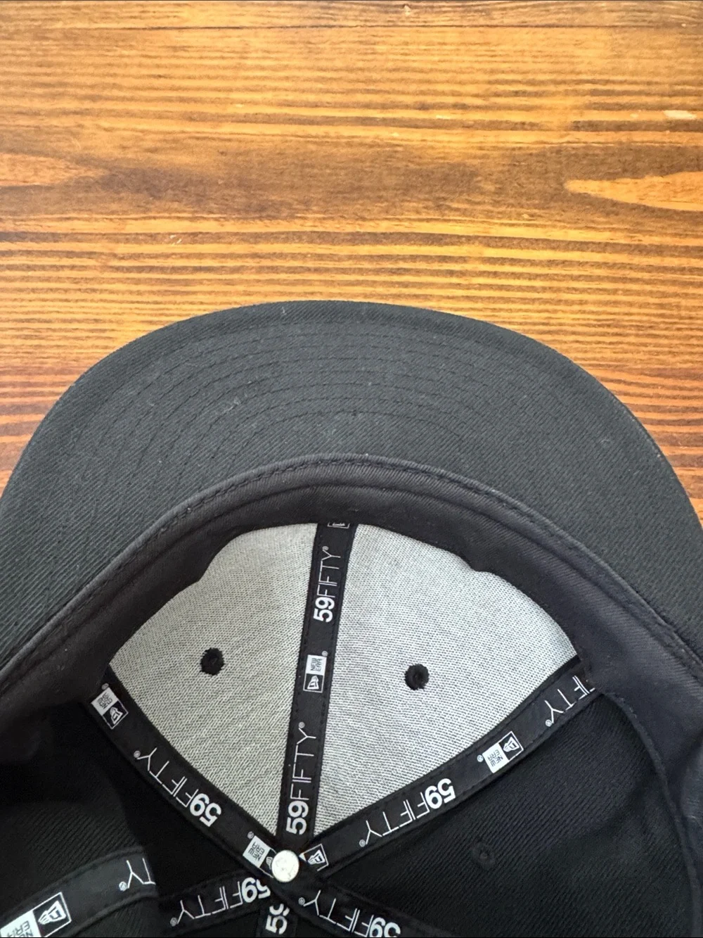 Atlanta Braves. New Era Black 59FIFTY Fitted Baseball Cap. Size 7 55.8cm. Black.